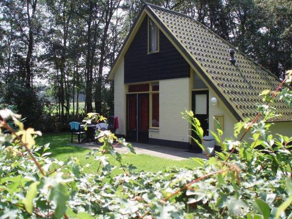 Attractive holiday home with large garden near Zwolle