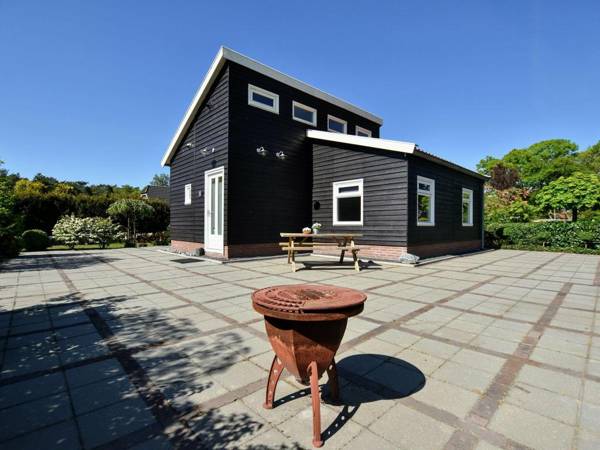 Detached holiday house with WiFi and a large garden; hike and bike the Veluwe