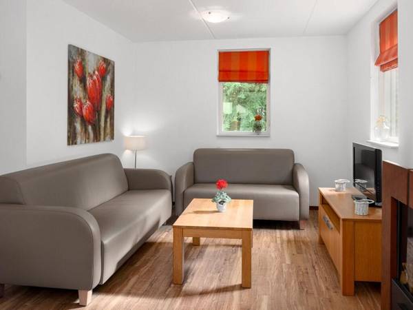 Detached bungalow with dishwasher next to a nature reserve