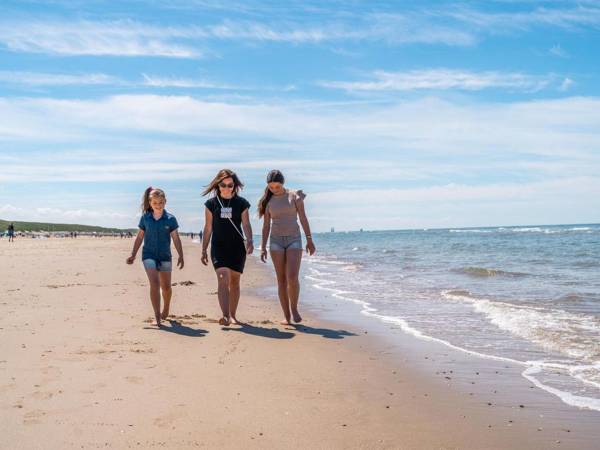 Neat chalet with microwave 3.5 km. from the beach in Egmond