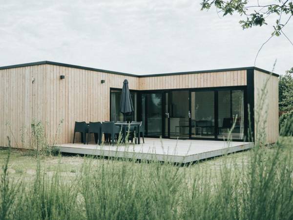 Modern chalet with terrace not far from the beach in Ouddorp