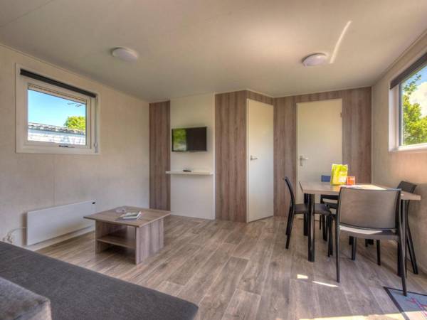 Modern chalet with microwave close to a lake