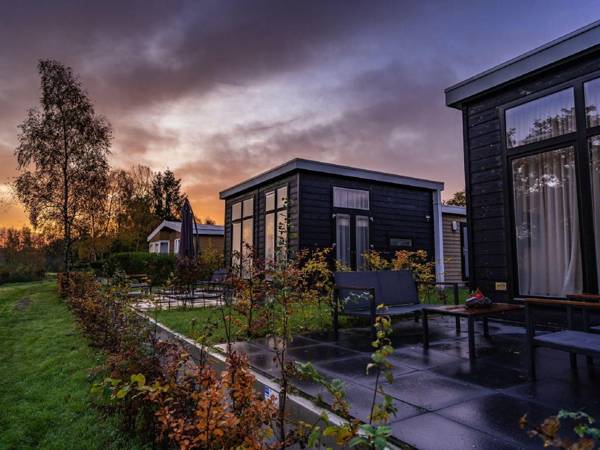 Beautifully designed chalet with dishwasher near the water