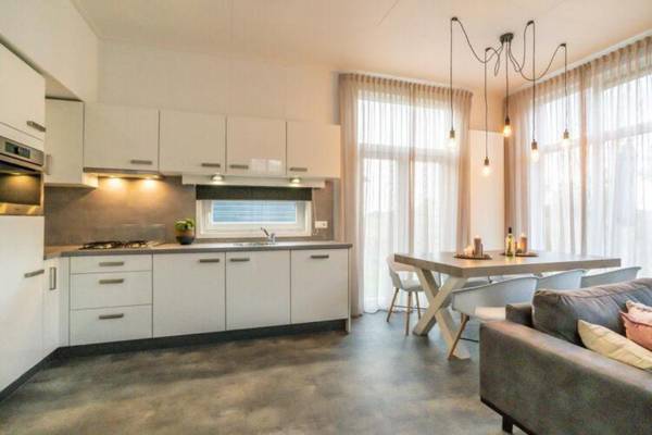 Beautifully designed chalet with dishwasher near the water