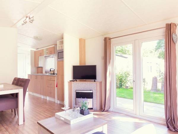 Comfortable chalet with a garden at nature reserve