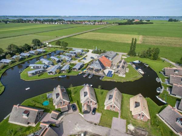 Thatched water villa with microwave in the Sneekermeer area