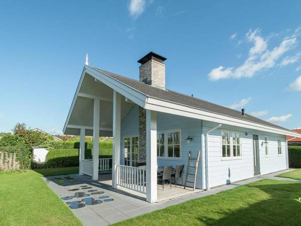 Well-furnished home with a porch at 1.2 km. from the sea