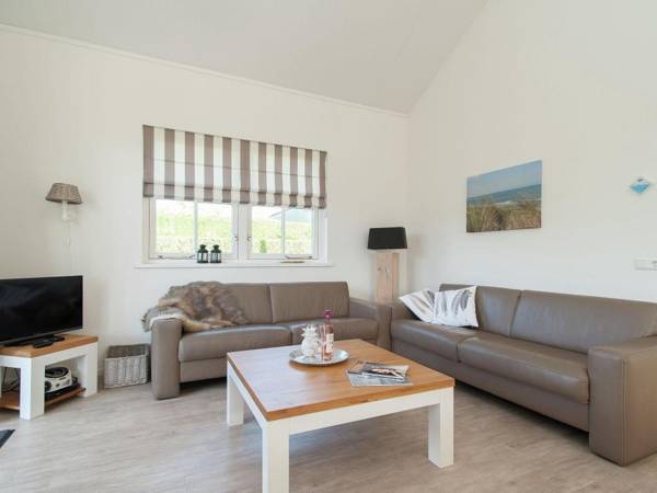 Well-furnished home with a porch at 1.2 km. from the sea