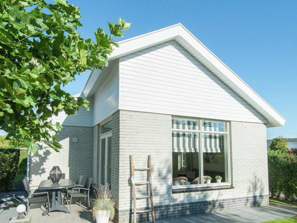 Cozy detached holiday home with terrace 1.2km from the sea