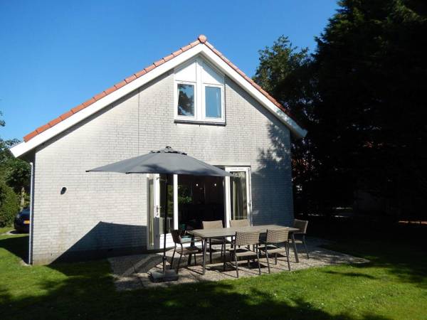 Spacious house with garden 1.5 km from North Sea