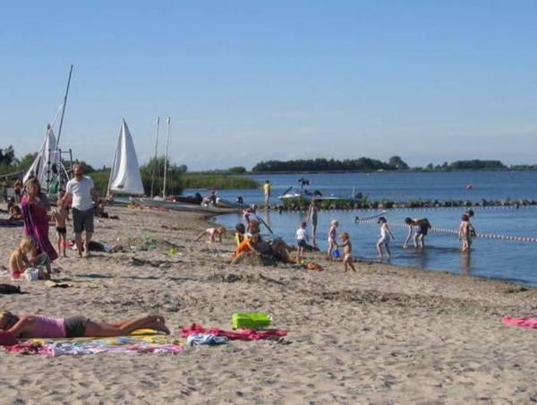 Comfortably furnished holiday home in a small park on the Slotermeer