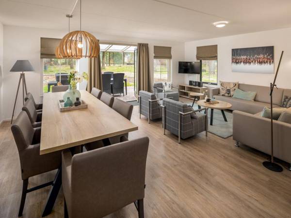 Luxurious holidayhome with whirlpool and sunshower in nature