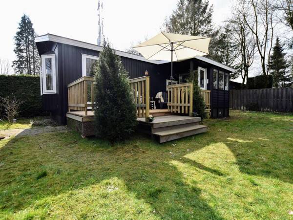 Tasteful chalet with veranda in the Veluwe
