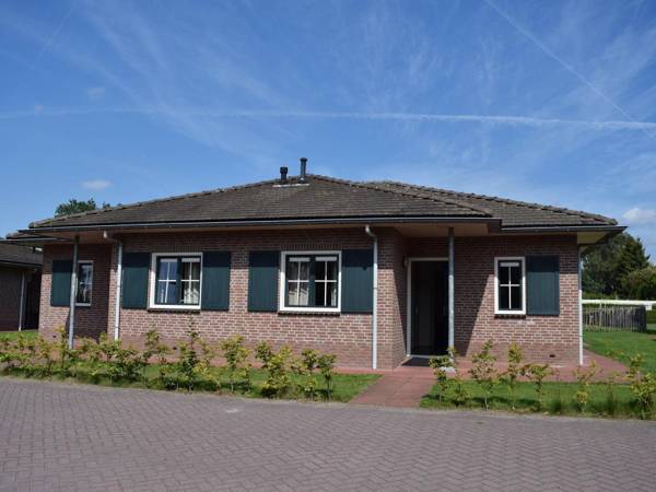 Combined bungalow with decorative fireplace near the Veluwe