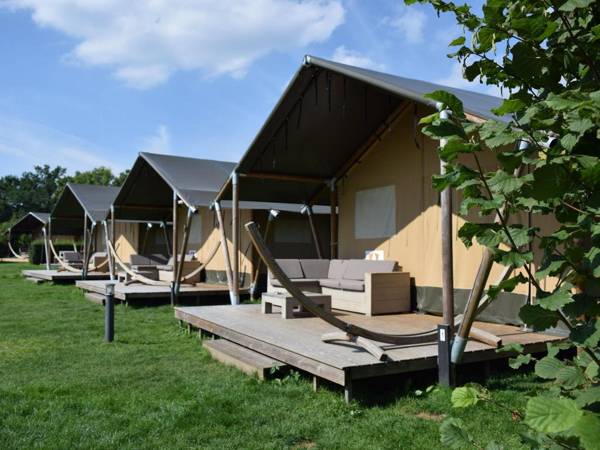 Comfortably furnished tent lodge with stove near the Veluwe