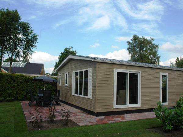 Conveniently furnished chalet with a terrace near the Veluwe