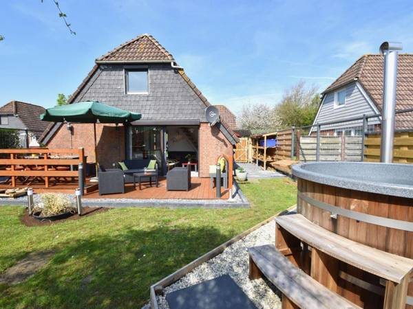 Cozy Cottage in Herkingen with hottub in the garden.