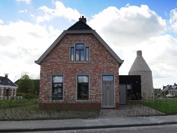 Heritage Holiday Home in Zoutkamp with Garden