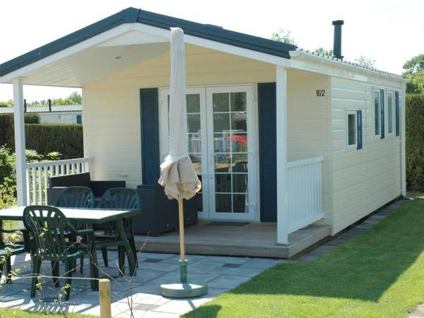 Lovely chalet with veranda near the Loonse and Drunense Duinen