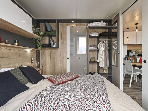 Beautiful chalet with two bathrooms near a lake