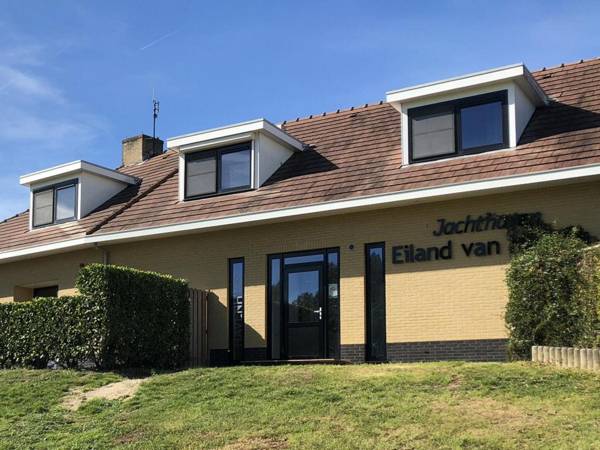 Atmospheric house with play space at the harbor