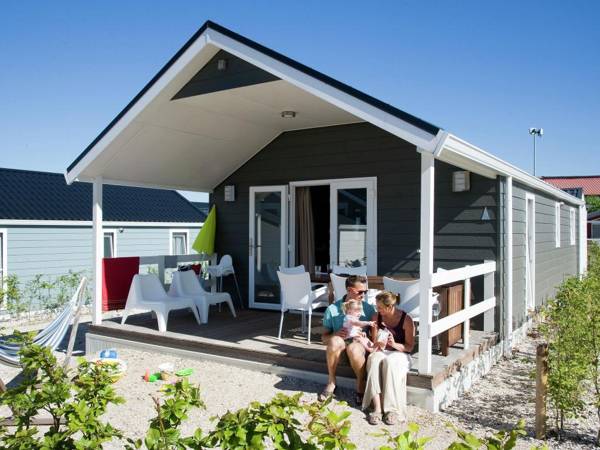 Beautiful lodge with almost directly at the lake and beach