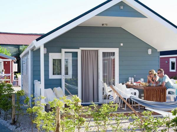 Beautiful lodge with almost directly at the lake and beach