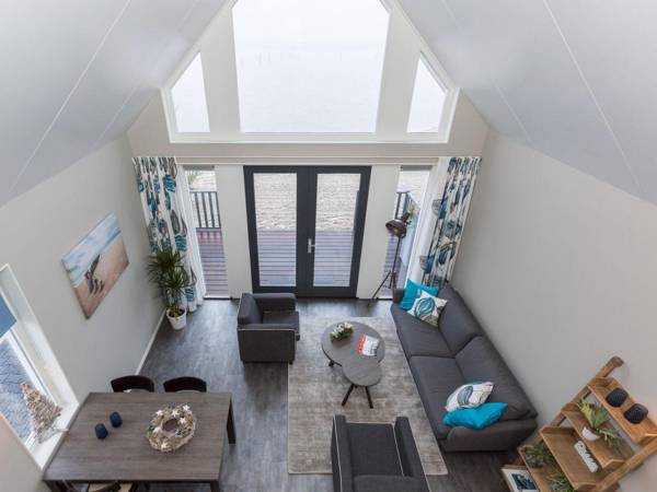 Modern holiday home with a microwave Tjeukermeer at 5 km.