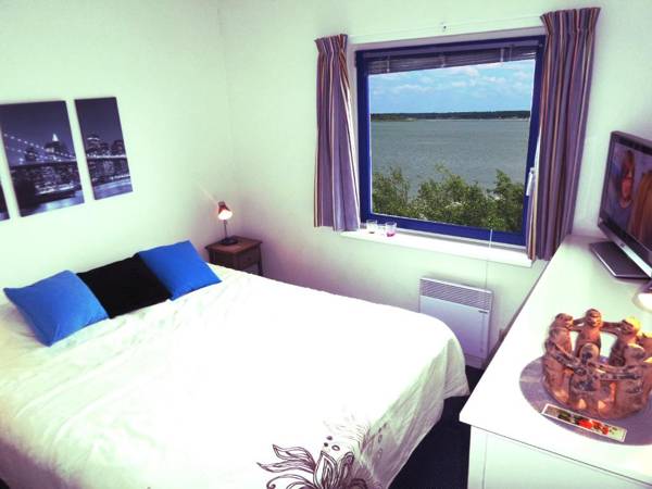 6pers Modern harbor house Jasmijn with fenced garden and lake view