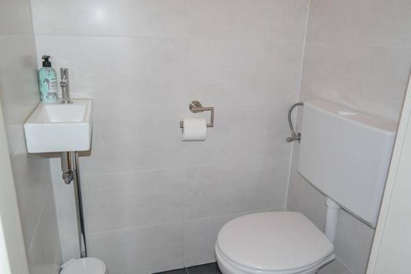 Heide 6pers Waterfront house at a typical dutch canal by the Lauwersmeer