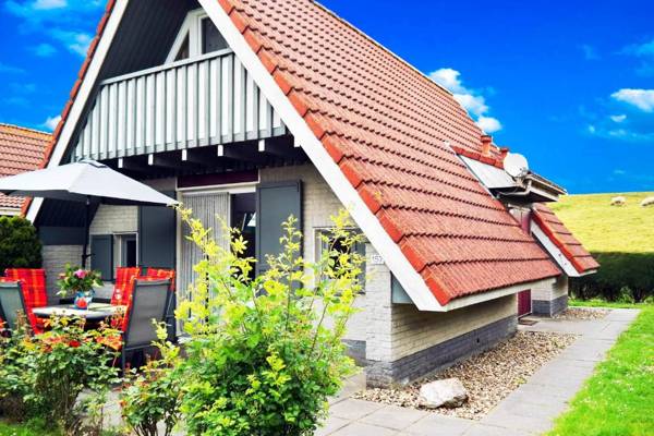 am Deich 6 pers House with a private terrace behind a dike by the Lauwersmeer