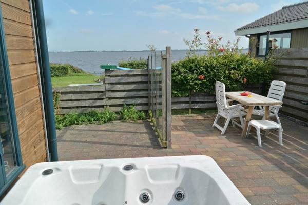 Entire house - 4 pers Holiday home Aurora with directly on the Lauwersmeer