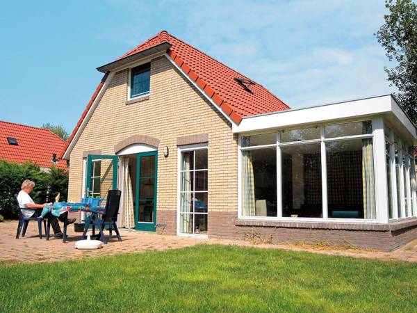 Detached holiday home with combi microwave in green Twente