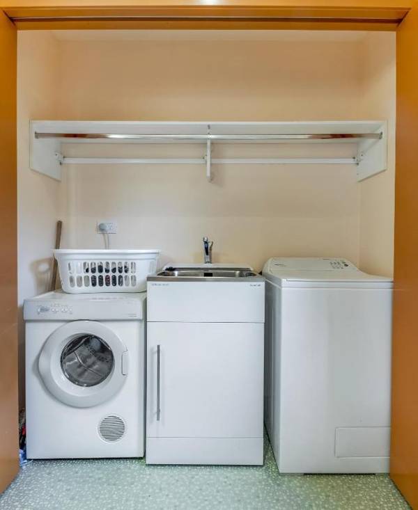 Moeraki with private walkway to Onetangi Beach by Waiheke Unlimited