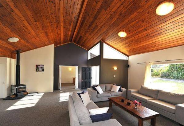 The House of Plenty - Waiheke Holiday Home