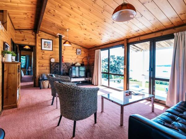 Peaceful Picnic Bay - Surfdale Holiday Home