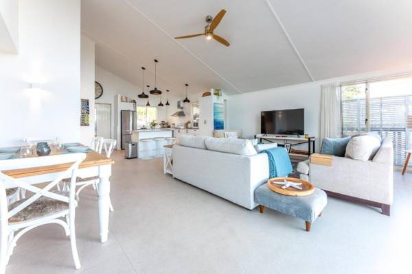 Jellicoe Views - Surfdale Holiday Home