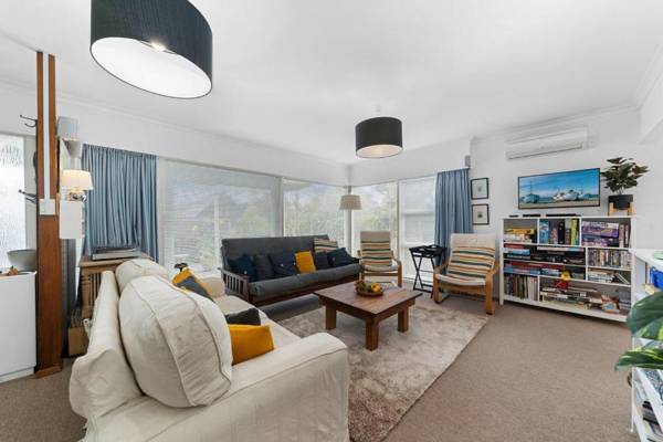 Calapso Cottage - Waikanae Beach Holiday Home