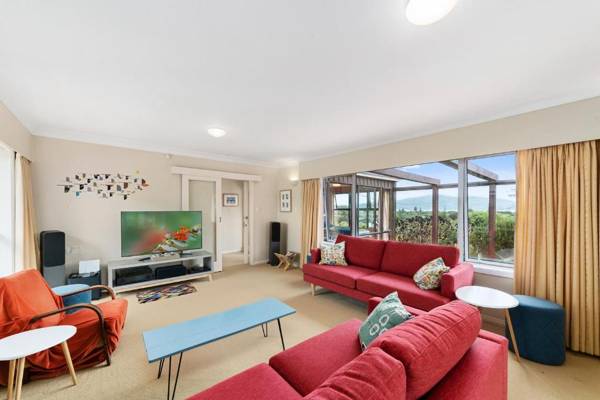 Tranquility Base - Waikanae Beach Holiday Home