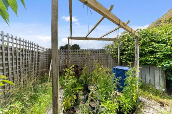 Tranquility Base - Waikanae Beach Holiday Home