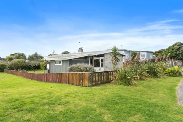 Queenie - Waikanae Beach Holiday Home