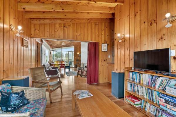 Queenie - Waikanae Beach Holiday Home