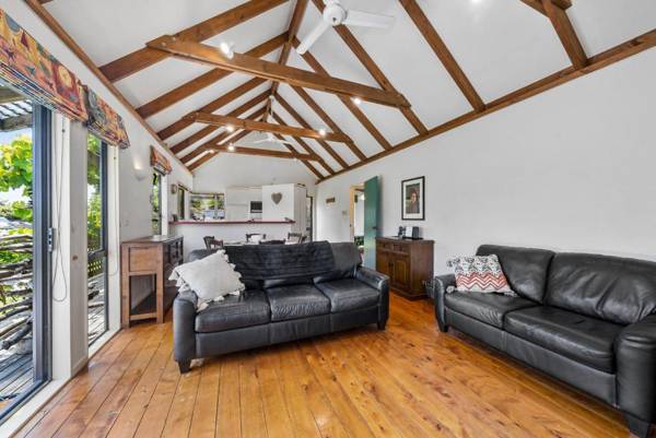 Waimea Cottage - Waikanae Holiday Home