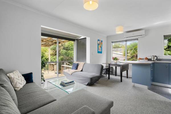 The Wee Blue Bach - Waikanae Beach Holiday Home