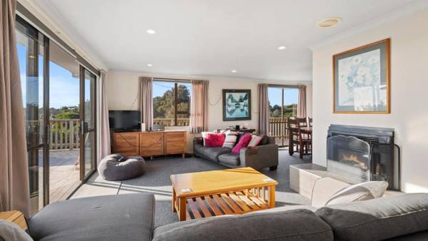 Kapiti Views - Waikanae Beach Holiday Home