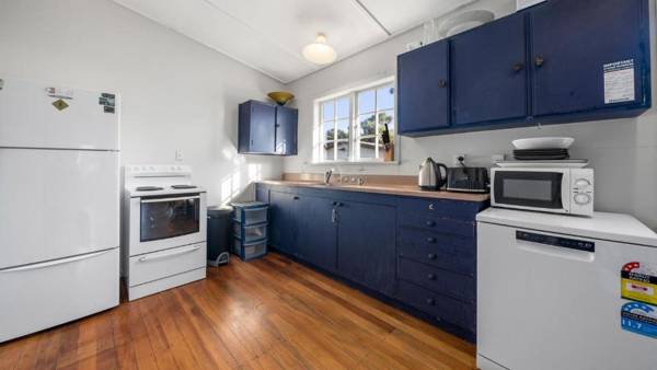 The Little Blue Bach - Waikanae Beach Holiday Home