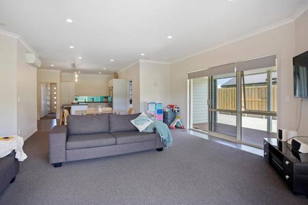 Sky Blue Retreat - Waihi Beach Holiday Home