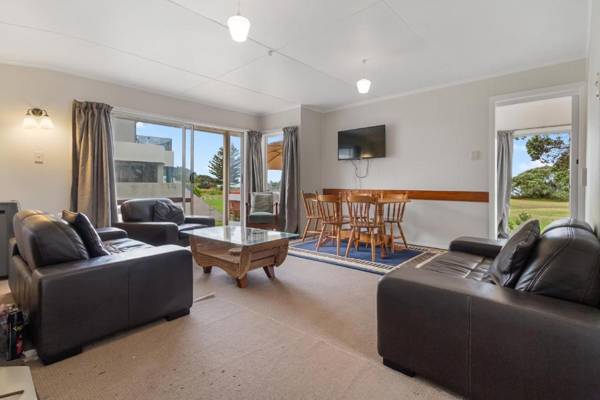Lilian's Cottage - Waihi Beach Holiday Home