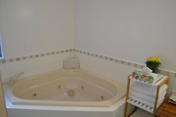 Colonial Lodge Motel