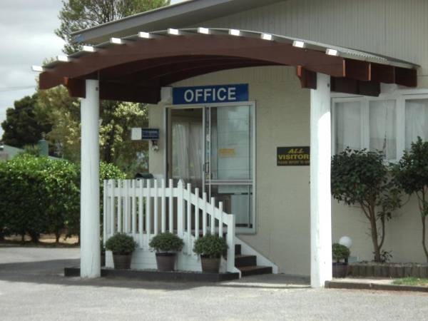 Camellia Court Family Motel